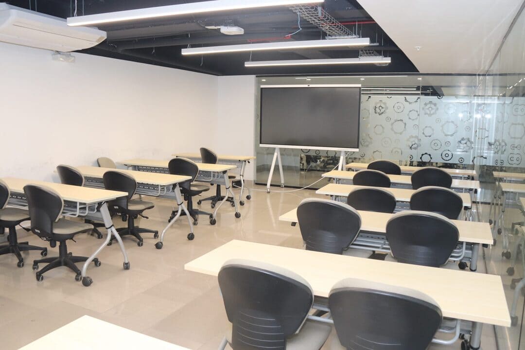 Beneficios de alquilar un salón de capacitación completamente equipado en Panamá