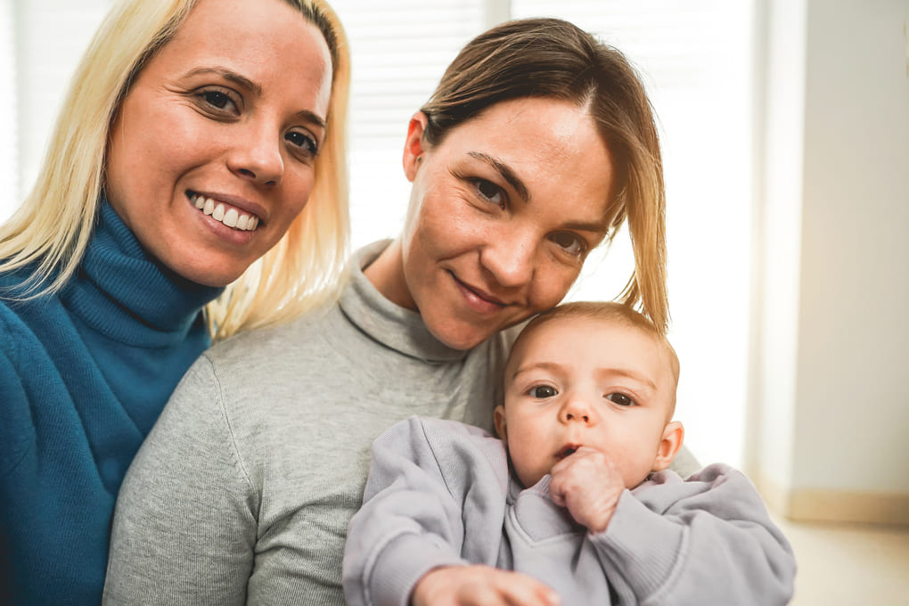 Family Aims, aliado de parejas LGBTQ+ en gestación subrogada en Uruguay