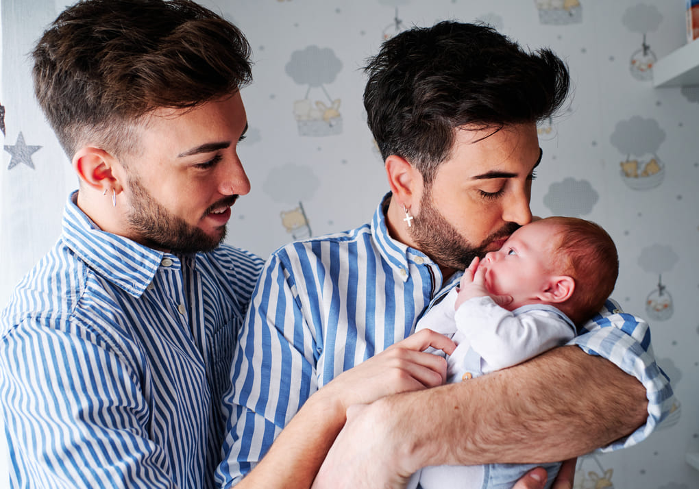 Tranquilidad legal en subrogación para parejas LGBTQ+ en Texas con Family Aims